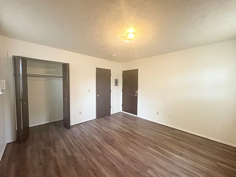 1106 McLean — Photo 2