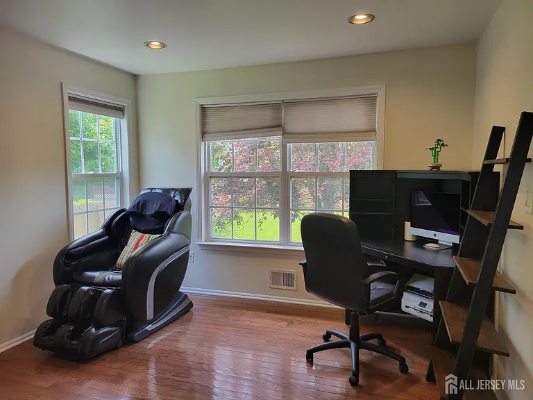 13 Airdale Dr — Photo 5