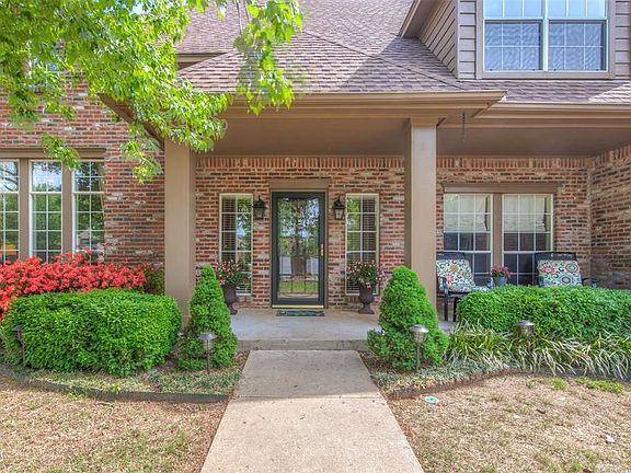 Great sized front porch