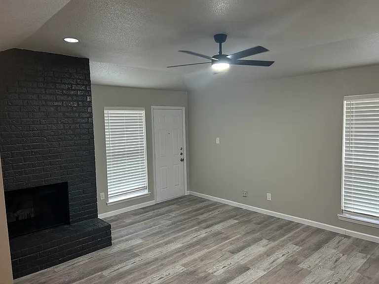 7427 Windhaven Rd — Photo 2