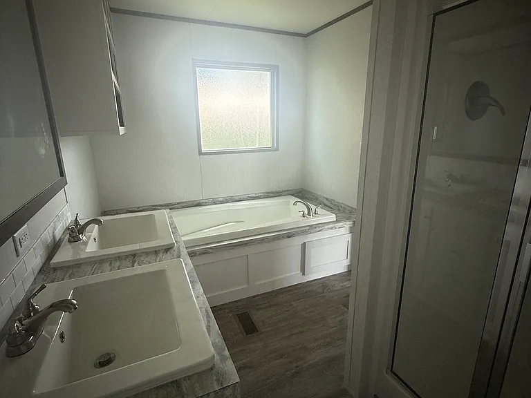 148 Navasota Dr — Photo 2