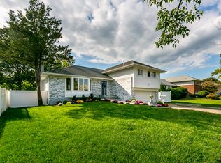 4 Comet Rd, Syosset, NY 11791