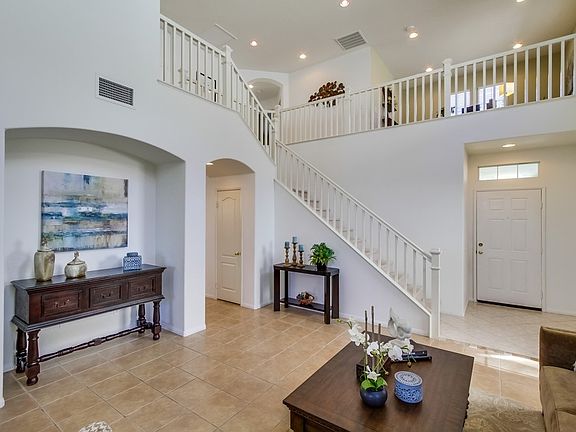 1604 Sapphire - Living Room4