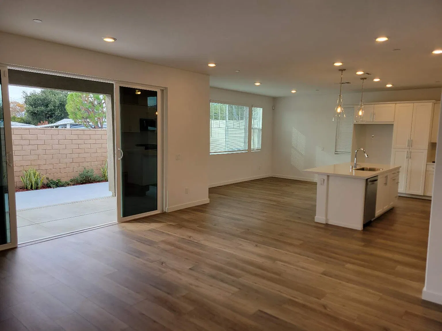 4 bed, 2379 sqft, $4,200 — Photo 2