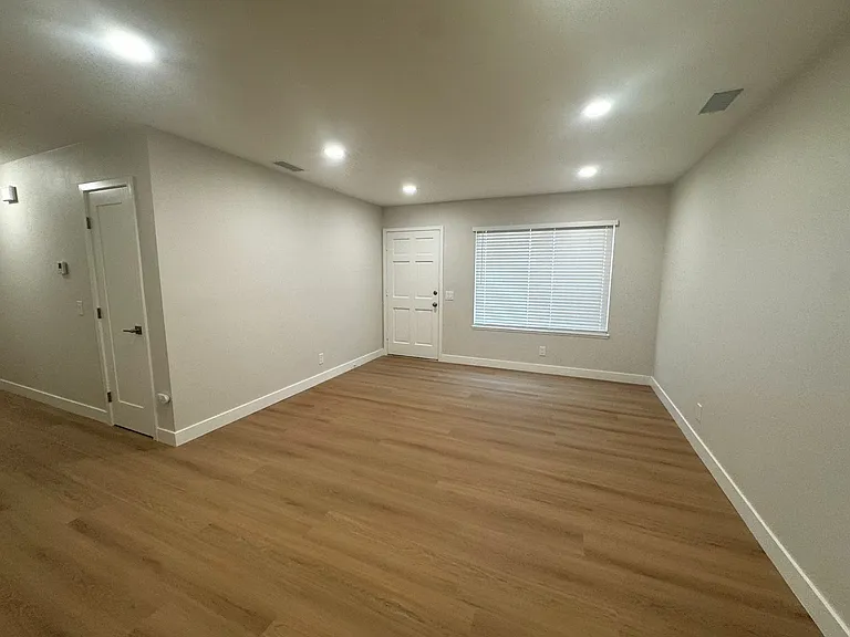 4950 Hancock St — Photo 6