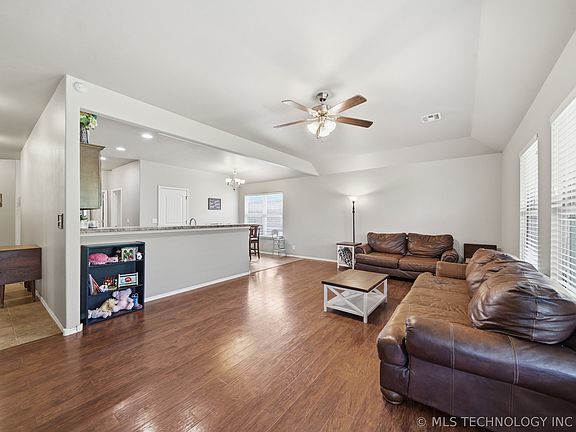 5th image of 1435 W Burnham Ave