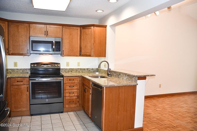 4th image of 80 Surrey Hill Drive
