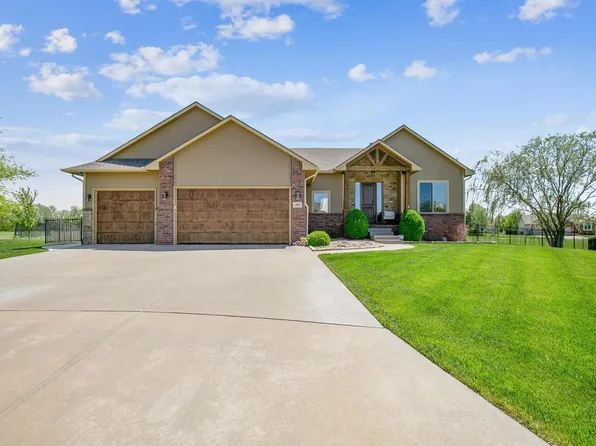 605 E Stone Lake Cir, Augusta, KS 67010