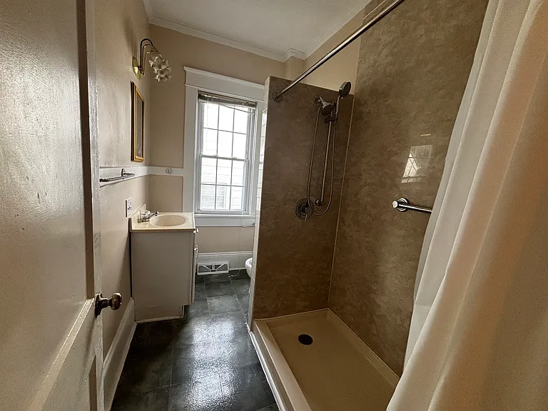 304 W Henderson St — Photo 5