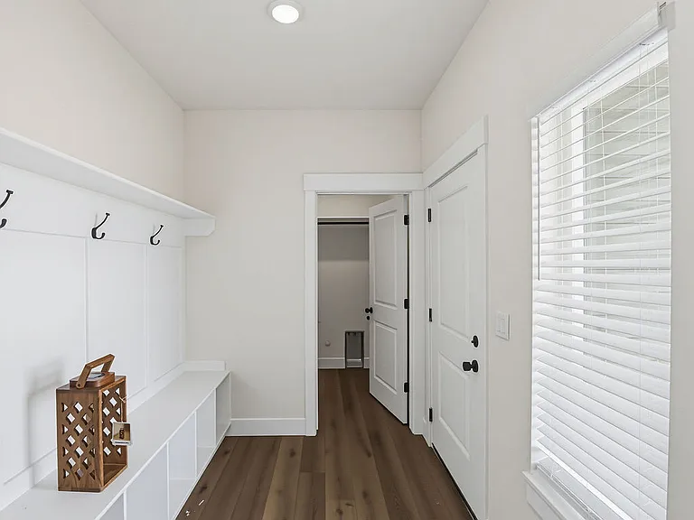 435 E River Ln — Photo 8