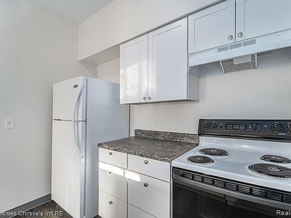4th image of 590 Parkview Dr