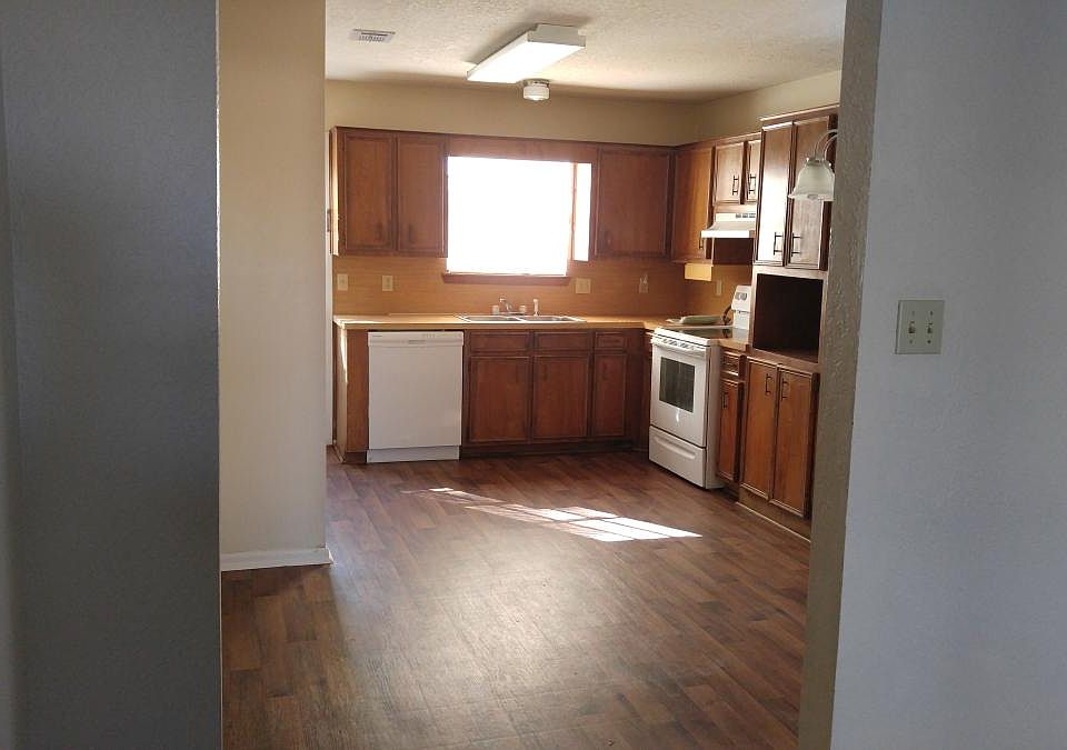 2nd image of 2404 Monica St