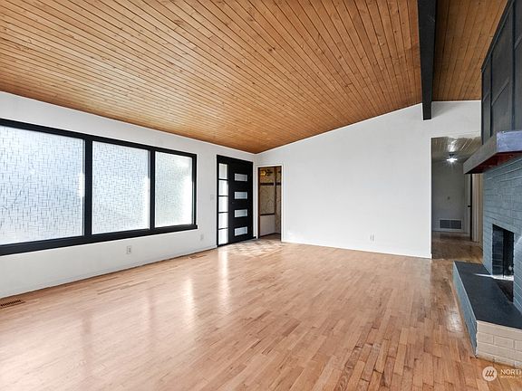 4th image of 10111 75th Avenue E
