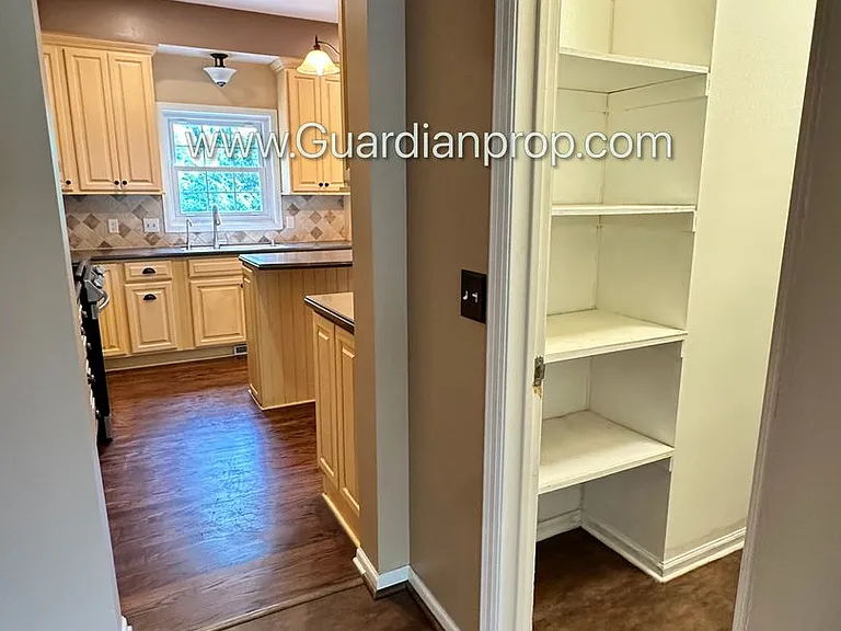 4046 Albany Cir — Photo 9