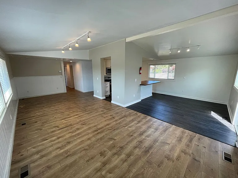 5311 Kingsway — Photo 9