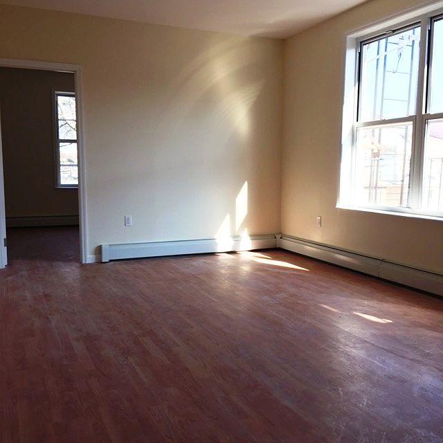 2nd image of 2438 W 3rd St
