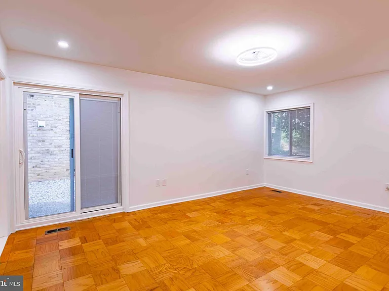 1 Stonehenge Cir #2 — Photo 43