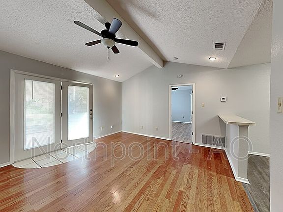 4th image of 913 Vaughn Dr