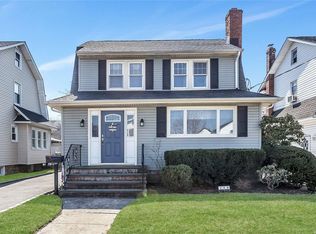 122 E Carpenter St, Valley Stream, NY 11580