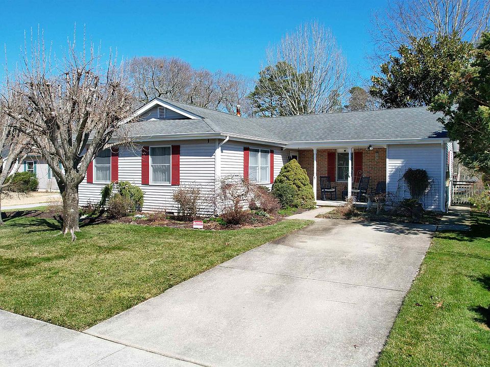 1st image of 8 Renee Dr
