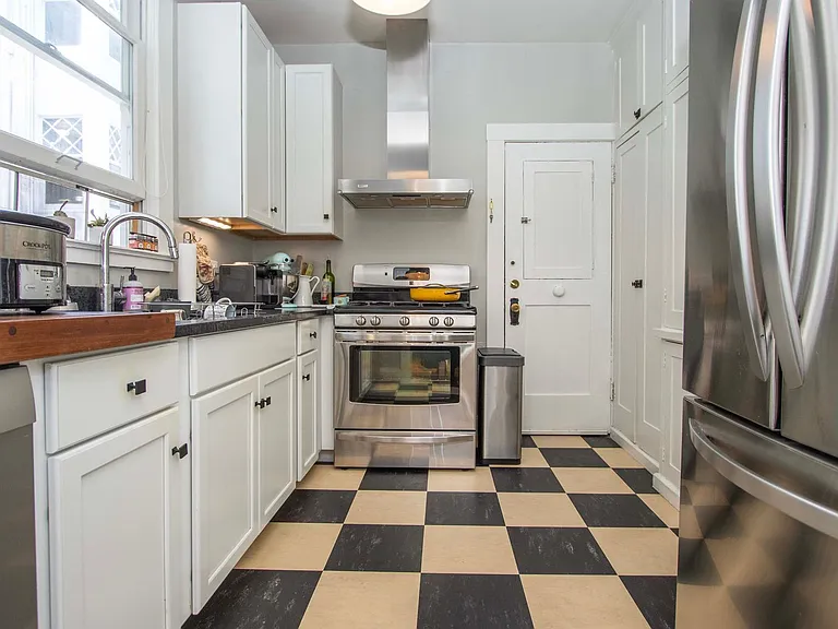 1145 Green St #1 — Photo 2