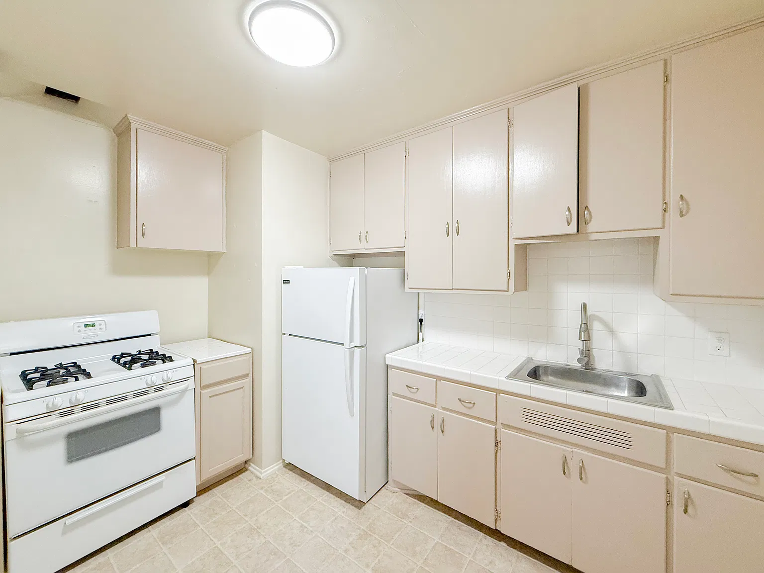 2 bed, 700 sqft, $1,790 — Photo 3
