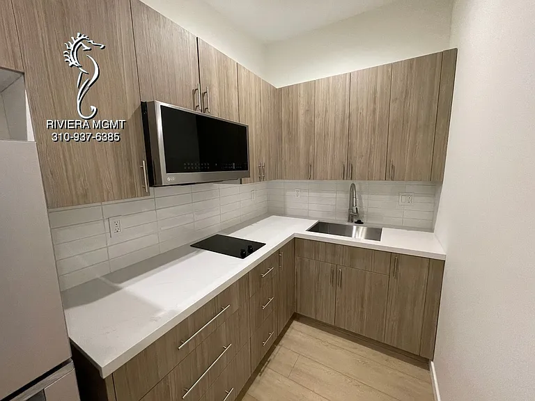 10516 Santa Monica Blvd — Photo 13