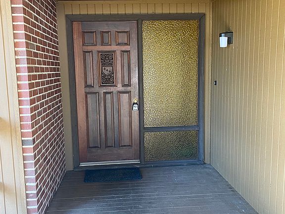 2nd image of 385 NW Robert St