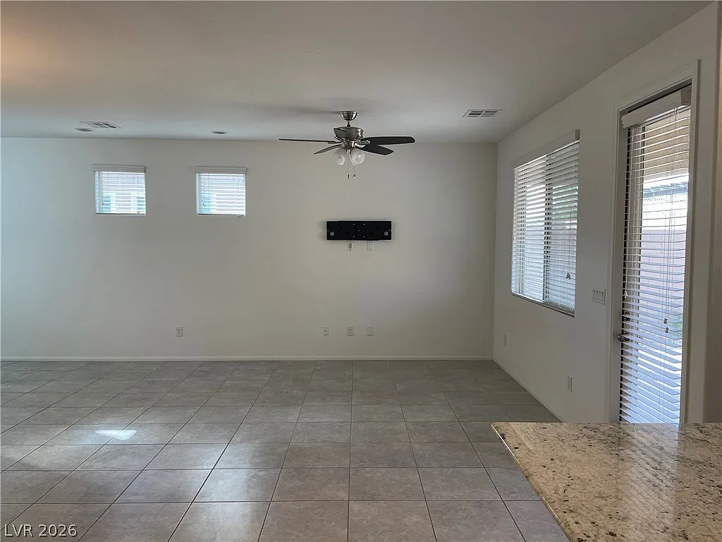 3 bed, 2.5 bath, 1722 sqft, $1,940 — Photo 4