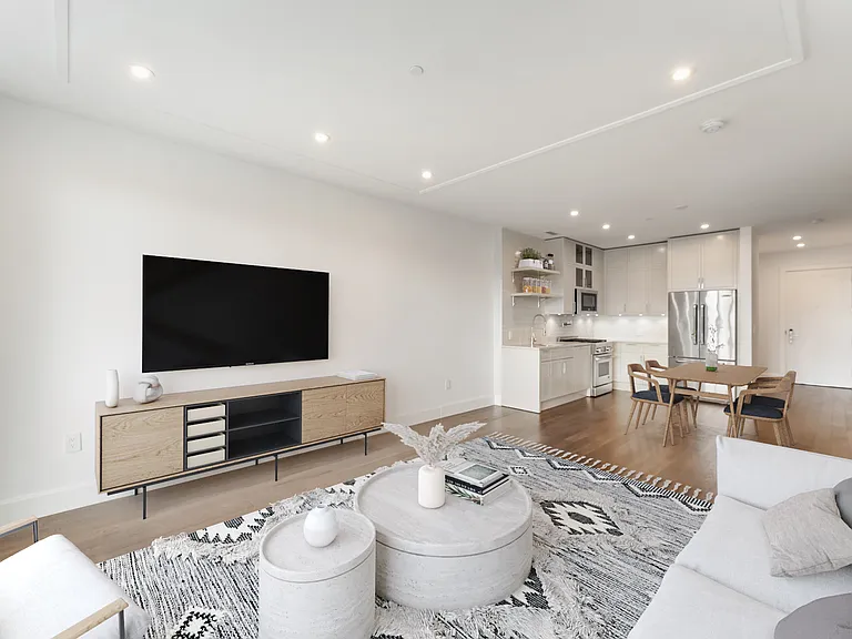 372 9th Luxury Rentals — Photo 9