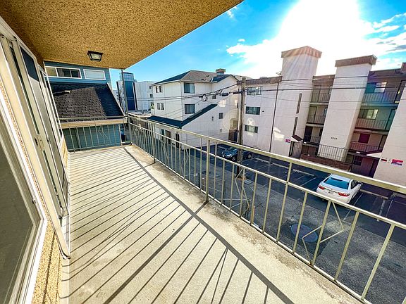 3rd image of 5233 15th Ave NE #302