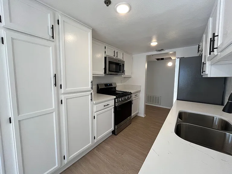 10755 Kling Street — Photo 22
