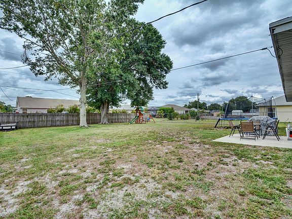 5th image of 566 SW Ester Ave