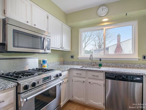 4th image of 2883 Hawks Ave