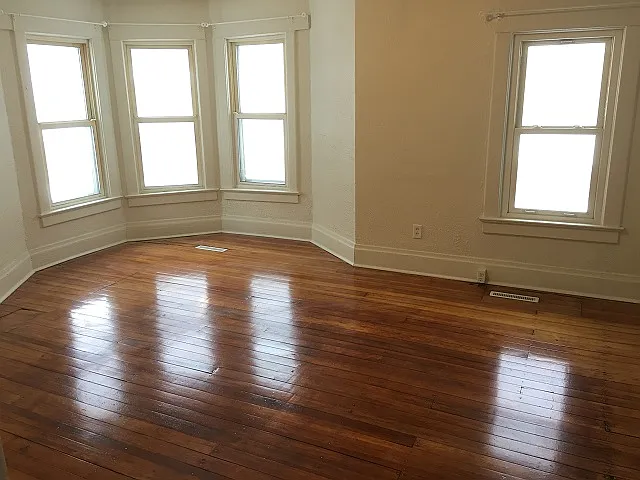 614 10th St NE — Photo 3