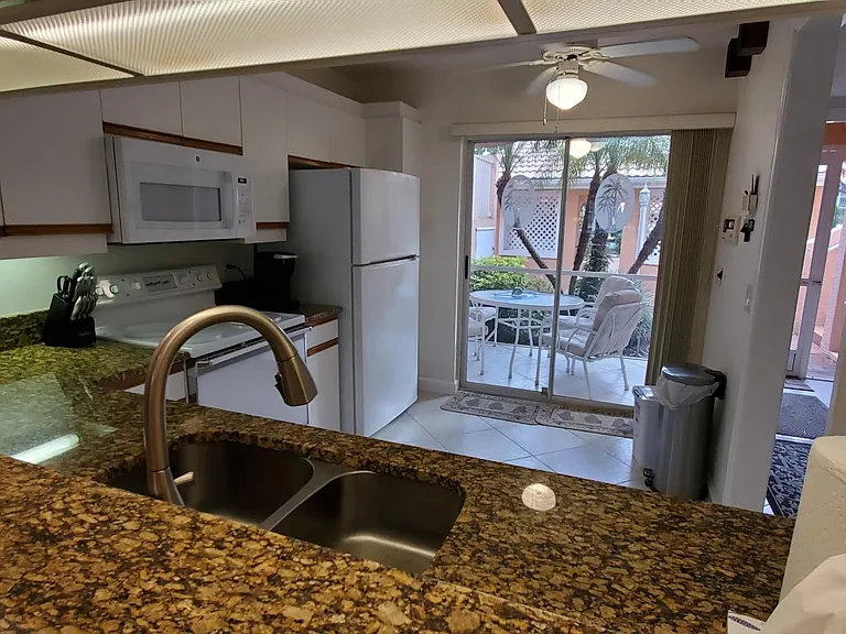 2300 Hidden Lake Dr #7 — Photo 11