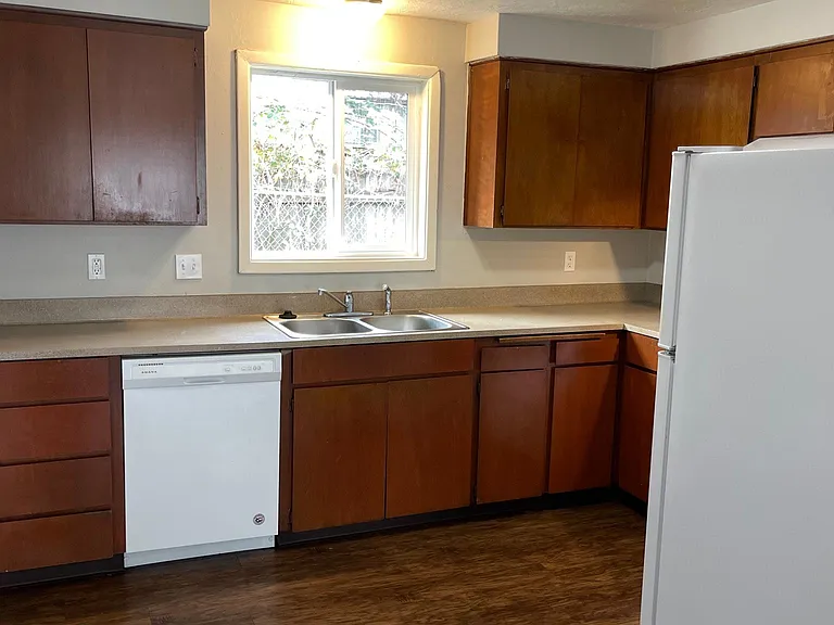 1273 Clearview Ave NE — Photo 4