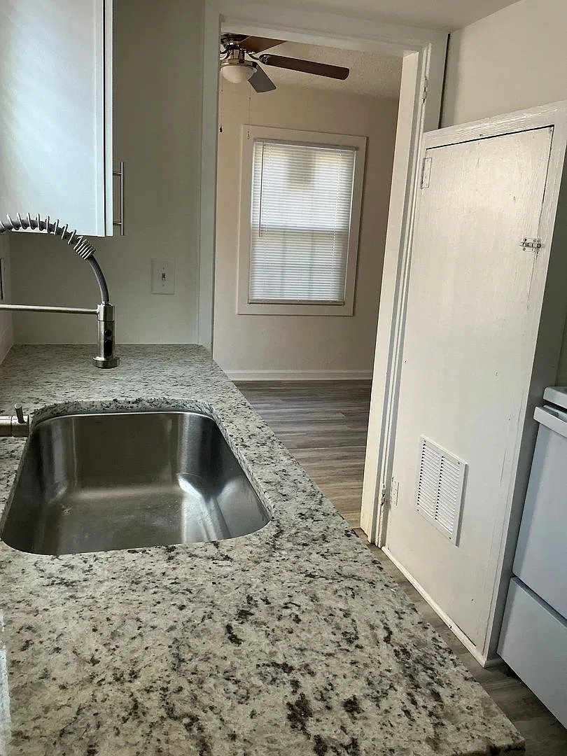 Chic Modern Condo with New Appliances, Private Entrance, and Stunning Courtyard — Photo 4
