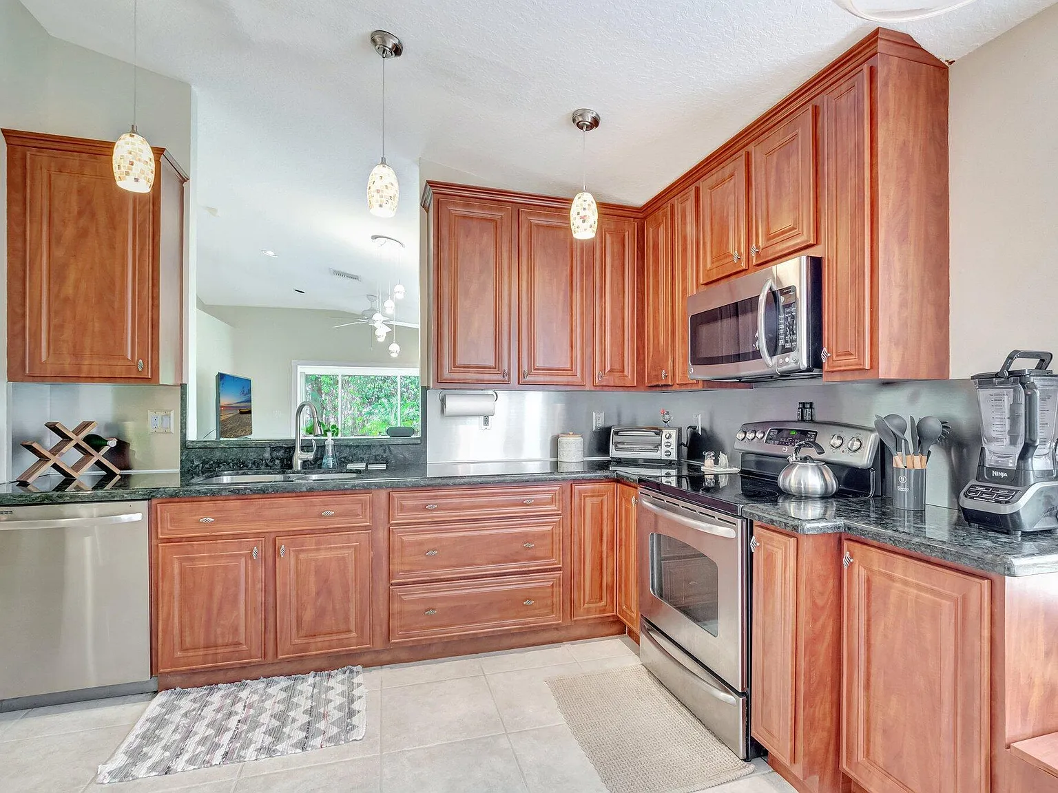 3 bed, 2.0 bath, 1594 sqft, $4,500 — Photo 2