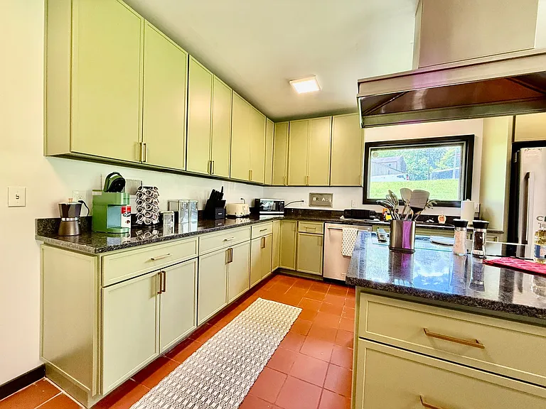 527 Valewood Ln — Photo 16