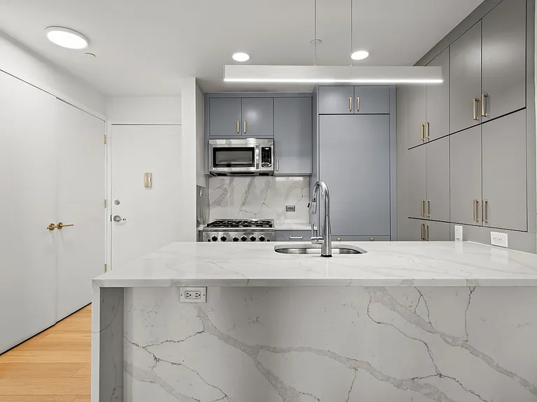 5-49 Borden Ave #2J — Photo 4