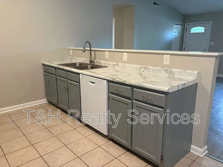 8705 Zephyr Dr — Photo 6