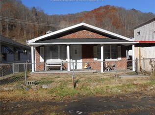 418 Market St, Man, WV 25635