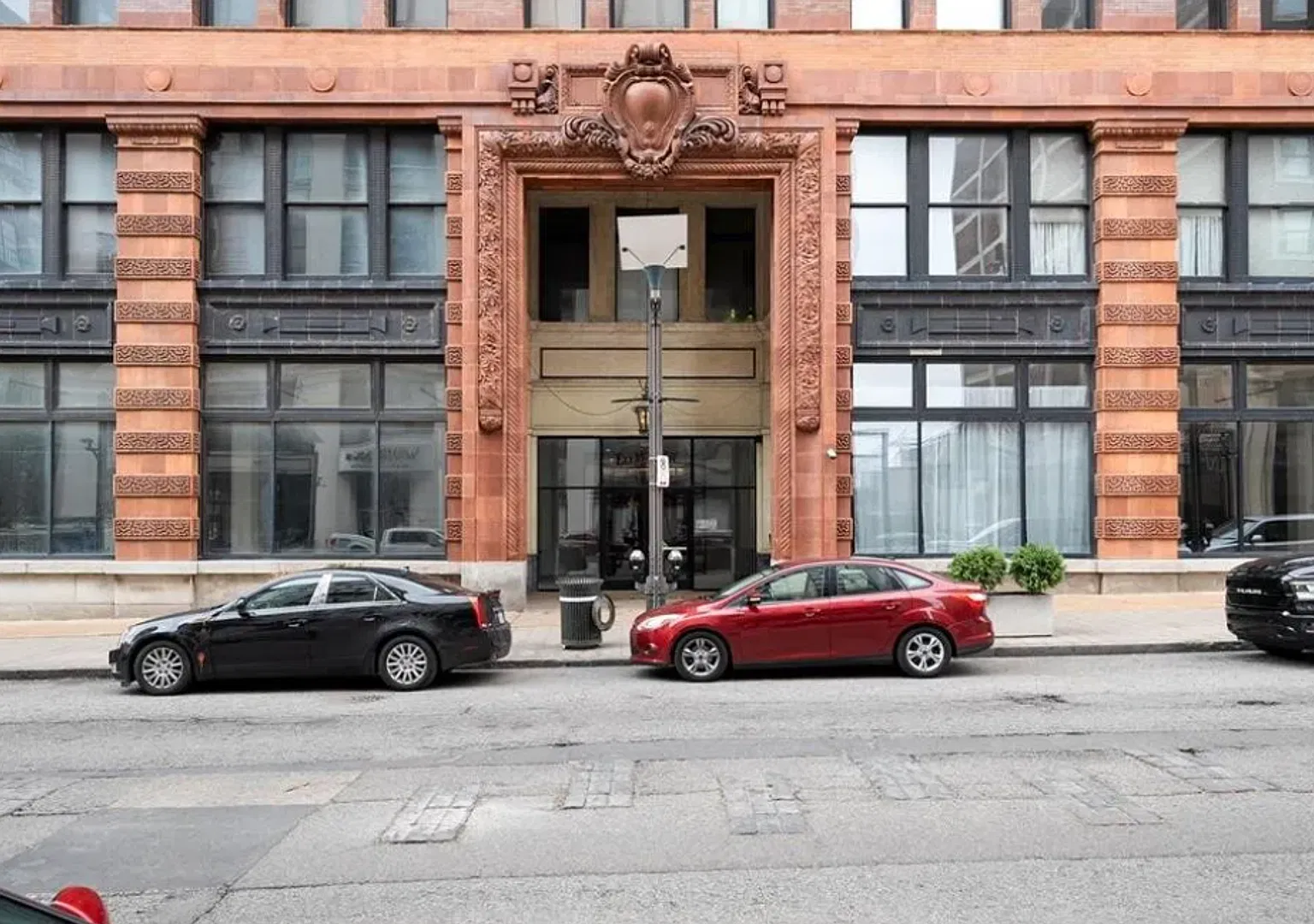 Furnished Updated 2 Bed 2 Bath Condo On Wash Ave! Fitness Room! — Photo 1