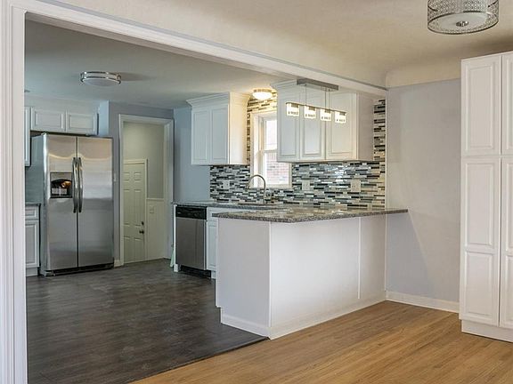 4th image of 221 S Roycroft Blvd