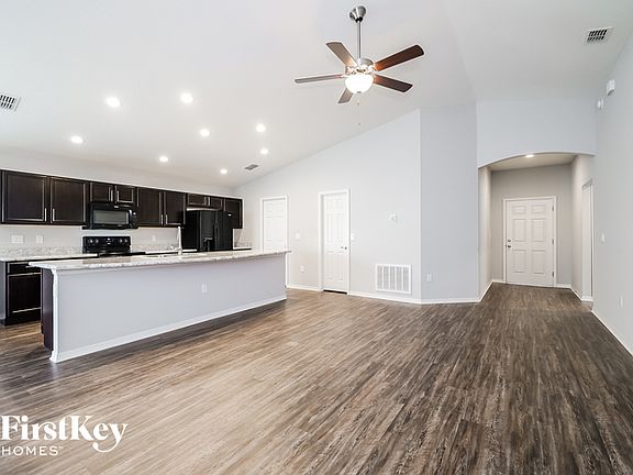 4th image of 328 Saint Georges Cir