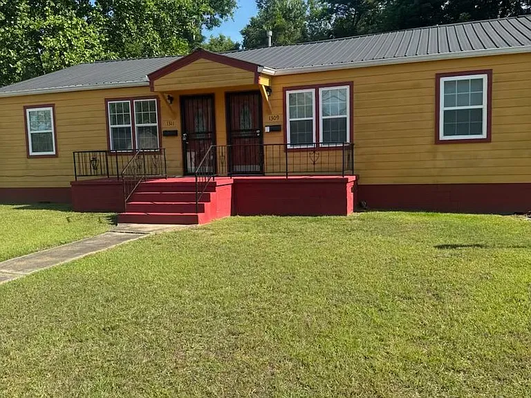 1309 Hoke St — Photo 2
