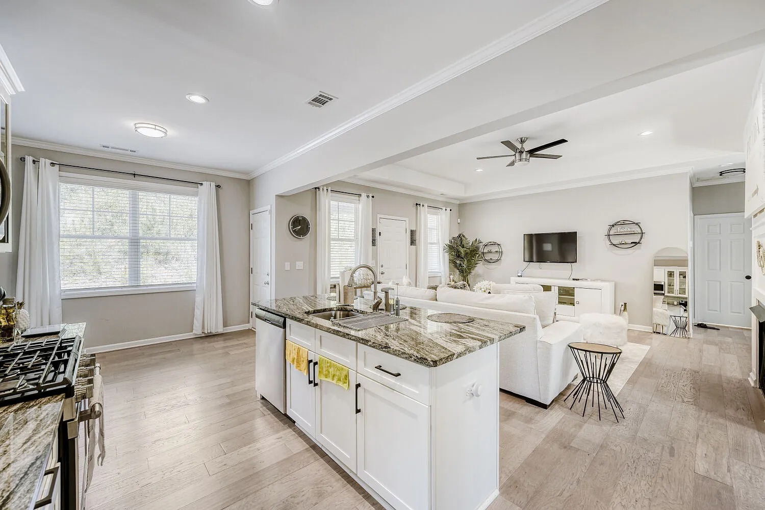4 bed, 2343 sqft, $2,595 — Photo 4