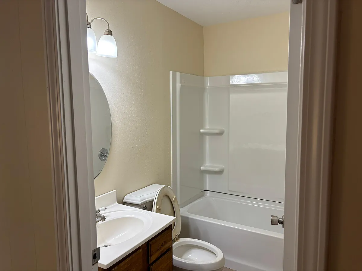 Bathroom - 5927 Bruyninckx Rd