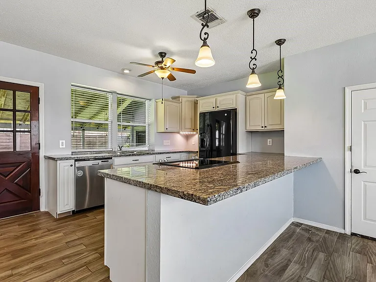 5709 Maco St — Photo 13